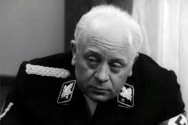 Света
"Маргарита Павловна безусловно превлекалась. Она к Штирлицу клеилась". 

Велюров вообще личность тёмная...