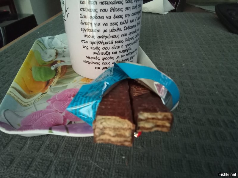 Я думала, что мне везет - никогда не сталкивалась с откровенным обманом. Но недавно купила Шокофрету - вафли в шоколаде типа кит-ката. И в одной палочке было только три слоя вафли, в другой - обычные четыре.