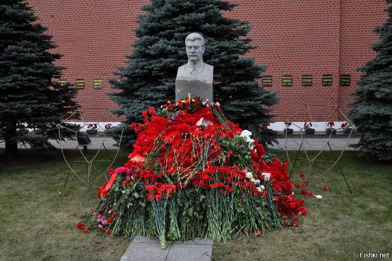 Не сложно предсказать какая будет реакция. Сколько бы наша либеральная власть не пыталась стереть из памяти Сталина, сколько бы помоев и лжи не вылила на него, всё ровно народ понимает, кто настоящий герой своей страны, а кто предатель.