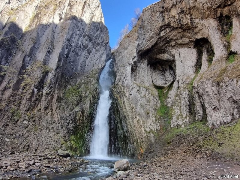 Вот собственно и сам водопад, а вон там и я стою)))
