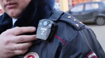 А как "незаметно" достать камеру? Может ещё попросить гаишника повторить просьбу о взятке, мол "не успел заснять"? Это вообще, какого года "новость"? Последние лет 10, у всех патрульных камера на плече висит. Он тебя раньше снимет.