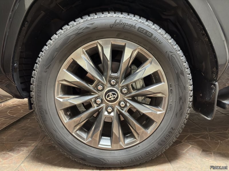 Шипованный Ikon ощущается помягче, но это пока морозов ещё сильных не было.
Я бы, если честно, кроме Dulop никакие бы не покупал, нравятся, и они штатные шины для TLC300, на них авто выходит с завода. Последние лет 8 только на них и ездил. Летний комплект у меня GrandTrek PT5 265/55R20 отлично себя показывает.