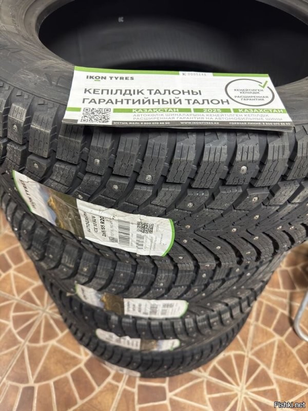 А я взял.
В то время, как Dunlop перестал поставлять зимние шипованные шины в рекомендуемом для моего авто размере 265/55R20, пришлось искать альтернативы. Тоже не очень нравился Nokian, был негативный опыт лет 10 назад, на Nordman после второго сезона повылетали половину шипов.
В общем, взял комплект шипованных Ikon Autograph Ice10, пока третью неделю на них езжу, рано делать выводы. Шумноваты.