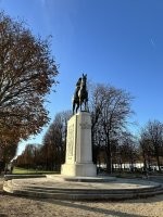 Можешь и про фуфлоу башню рассказать там Русские присутствовали и про Александровский Мост в Париже :) прикинь если все расскажешь сколько подписчиков будет из ряда тех кто на историю забил .  Фотки мои датированы 31 октября .  Памятник Бельгийскому королю который поддерживал Русских и чем только отличился что в Конго всем руки и ноги отрубал и устраивал цирки негров .