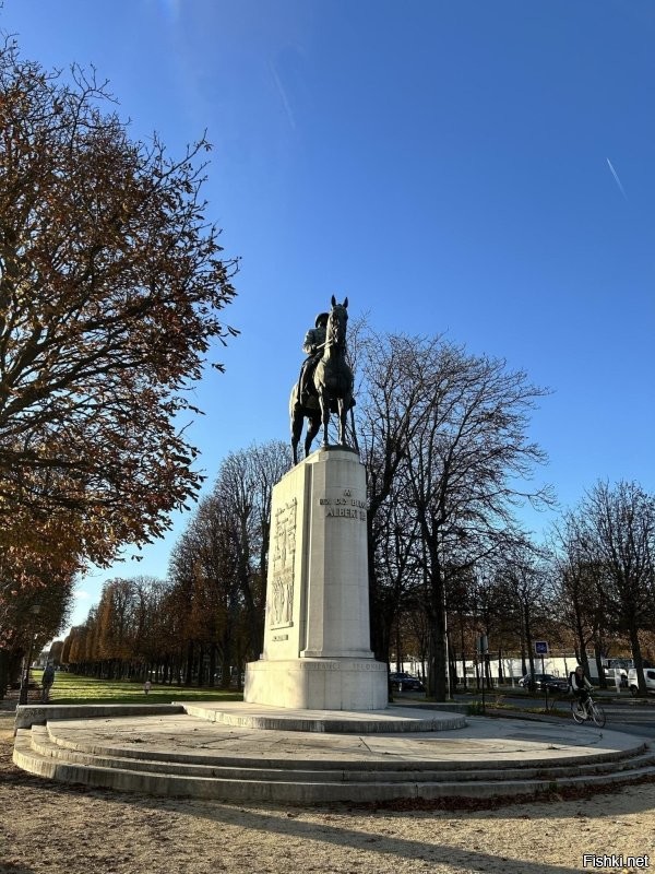 Можешь и про фуфлоу башню рассказать там Русские присутствовали и про Александровский Мост в Париже :) прикинь если все расскажешь сколько подписчиков будет из ряда тех кто на историю забил .  Фотки мои датированы 31 октября .  Памятник Бельгийскому королю который поддерживал Русских и чем только отличился что в Конго всем руки и ноги отрубал и устраивал цирки негров .