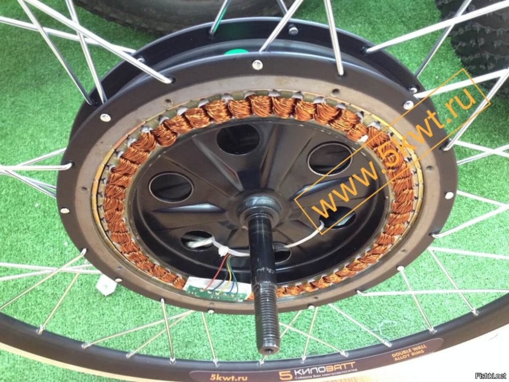 Первый электромобиль появился даже не 100 а 200 лет назад. Примерно, когда первый паровоз. В конце 19-го века серийные электромобили во всю конкурировали с бензиновыми. Тогда они конкуренцию временно проиграли - тяжелые свинцово-кислотные аккумуляторы проиграли баку с бензином. Но уже тогда было понятно, что электромобиль должен иметь мотор-колеса. Без цепной передачи, без шестеренок, без редукторов. Обмотки вплотную к ободу и всё. Плюс тормозные колодки для электромобиля тоже лишние. Энергию нужно возвращать в батарею а не рассеивать в воздухе.  Проблемы только технические.  Они решаются. Возможно еще эконгомические - прочные обода с хорошей герметичностью и с высокими напряжениями в обмотках окажутся слишком дорогими. Для электровелосипедов решить проблемы удалось. Для легковых автомобилей - ну посмотрим.