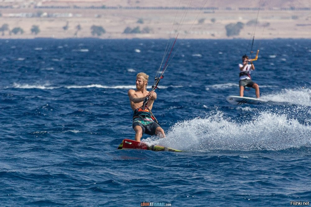 Опередили. Современная смесь воздушного змея с парашютом, используемая в качестве паруса называется кайтом.  Вопрос, что лучше - кайт или парус на мачте оставим спортсменам, умеющим пользоваться и тем и другим. Насчет запрячь парус в автомобиль - хорошо для соревнований на большой ровной площадке, например на пересохшем соляном озере.  Плохо для дороги с плотным трафиком.