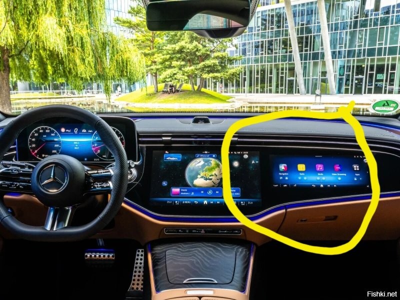 Я про третий экран, который перед передним пассажиром. 
Который нах не нужен.
А стоимость напротив,  добавляет. Вот про эту херню я, которая как опция стоит пару тыщ