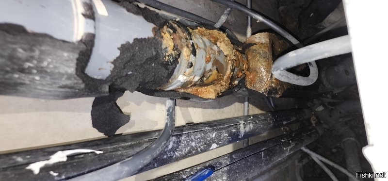 Конда застройщик дыру в канализации заделал тряпками и через 2,5 кода у тебя в ванной