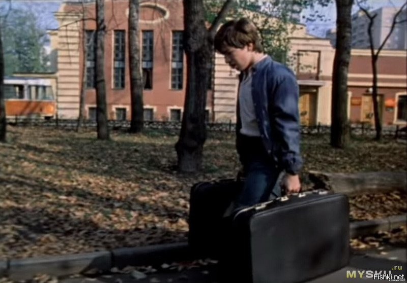 Платье от компании Adobe состоит из крохотных дисплеев, которые синхронно мен...