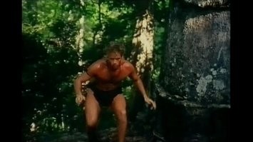 Представитель племени из Шри-Ланки наблюдает за туристами