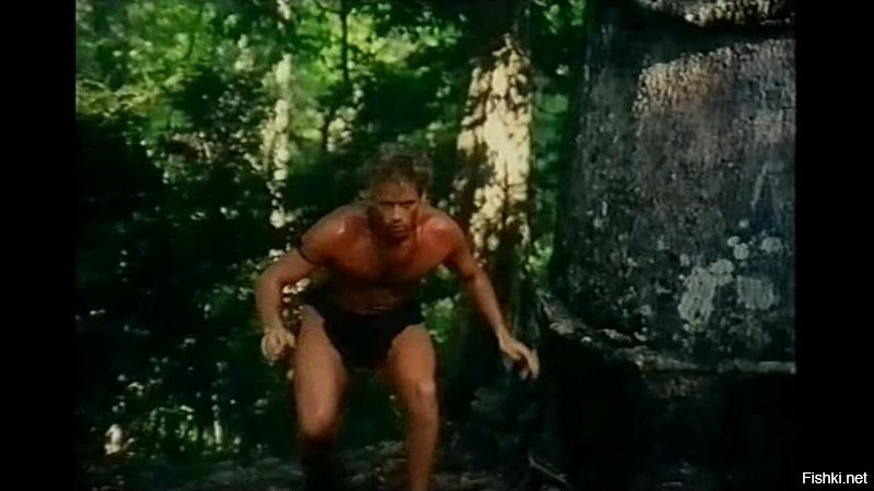 Представитель племени из Шри-Ланки наблюдает за туристами