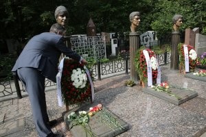 Уверен что сегодня никто, ни одного имени не вспомнит из трех попавших под раздачу чудаков, во время этой демократической вакханалии! Тем более что через два года, счет пошел на сотни!