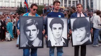 Уверен что сегодня никто, ни одного имени не вспомнит из трех попавших под раздачу чудаков, во время этой демократической вакханалии! Тем более что через два года, счет пошел на сотни!