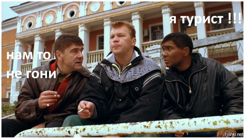 Представитель племени из Шри-Ланки наблюдает за туристами