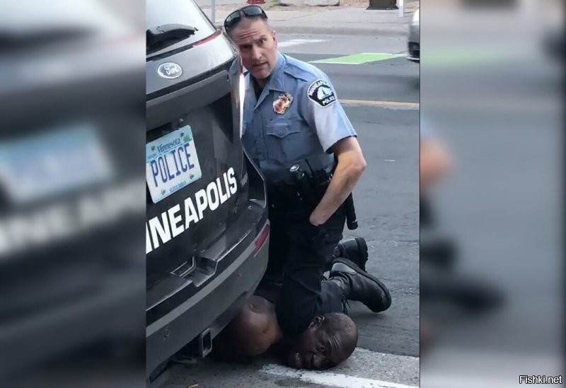 "В США, полицейский изначально прав..."  Быстро ты про ниггера Джорджа Флойда забыл. Потом полиция все коленки до крови истёрла...

Полицейский из Миннеаполиса Дерек Шовен задерживает 46-летнего чернокожего Джорджа Флойда.