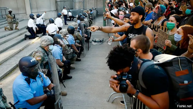 "В США, полицейский изначально прав..."  Быстро ты про ниггера Джорджа Флойда забыл. Потом полиция все коленки до крови истёрла...

Полицейский из Миннеаполиса Дерек Шовен задерживает 46-летнего чернокожего Джорджа Флойда.