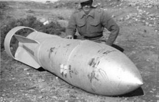 Больше на газовый баллон похоже, без вентиля. И чот какая-то несостыковочка: на картинке написано, что эвакуировано 21 тысяча человек, а в поясняющем тексте, что оцеплен радиус 800 метров. Сомневаюсь, что на восьмистах метрах поместятся 21 тысяча человек.
И да, судя по размеру, не будет в этой железяке полутонны, даже если она будет целиком из чугуна. Авиабомба выглядит так: