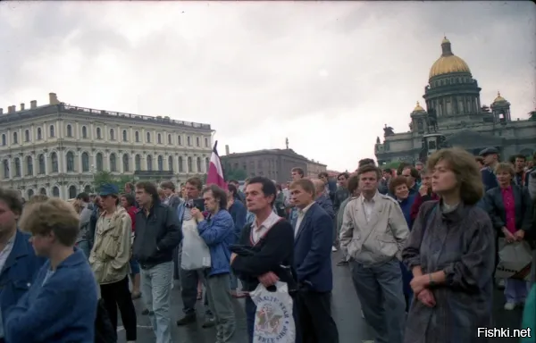 Тут я бы на месте автора , уточнил : -  "Митинг напротив Смольного... "
Гор.управление тех времен.