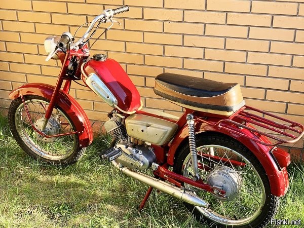 У меня такая была, сидушка от восхода, жопа задранная, переднее крыло на вилке, выхлопуха штатная от карпат стояла, ну бегала 70. Да тогда и хватало.