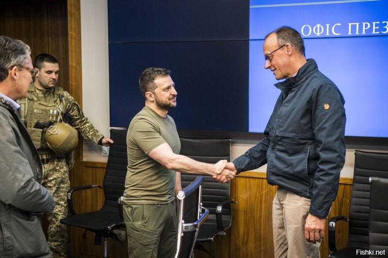 Правительство Мерца может ждать крах – Bloomberg

Американское издание Bloomberg пророчит канцлеру ФРГ Фридриху Мерцу не самые лучшие времен. Во время избирательной кампании политик обещал остановить наплыв мигрантов, выбраться из экономического кризиса и сделать Бундесвер сильной армией. Не одно из обещаний так и не было выполнено, а проблемы стали только острее. Согласно данным социологических опросов, только 16% немцев готовы поддержать кандидатуру Мерца на следующих выборах.

В субботу политик столкнулся с сопротивлением молодежного крыла своей партии из-за пенсионной реформы. Мерц хотел добиться дополнительных расходов и встретил жесткий отпор со стороны молодежи. Более того, однопартийцы планируют заблокировать предложение Мерца во время его обсуждения в парламенте.

В статье подчеркивается, что экономическая ситуация в стране остается тяжелой, рабочие места сокращаются, а прогноз роста экономики на следующий год был снижен на 1%. Расчет на рост ВПК не оправдал ожидания – акции компаний сектора, в том числе и Rheinmetall, упали более чем на 20%.

В Bloomberg считают, что правительство Мерца вполне может быть вынуждено уйти в отставку раньше положенного срока.