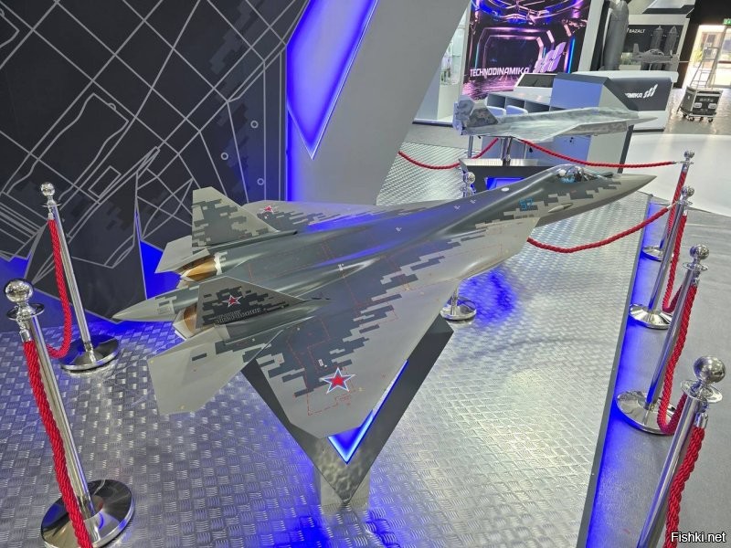 DAS25: Су-57 с «Изделие 30»

Объединенная авиастроительная корпорация демонстрирует на авиасалоне в Дубае модель Су-57Э с двигателем АЛ-51Ф1 (он же «Изделие 30»).


 На дальнем плане первого фото -  модель беспилотного варианта Су-75