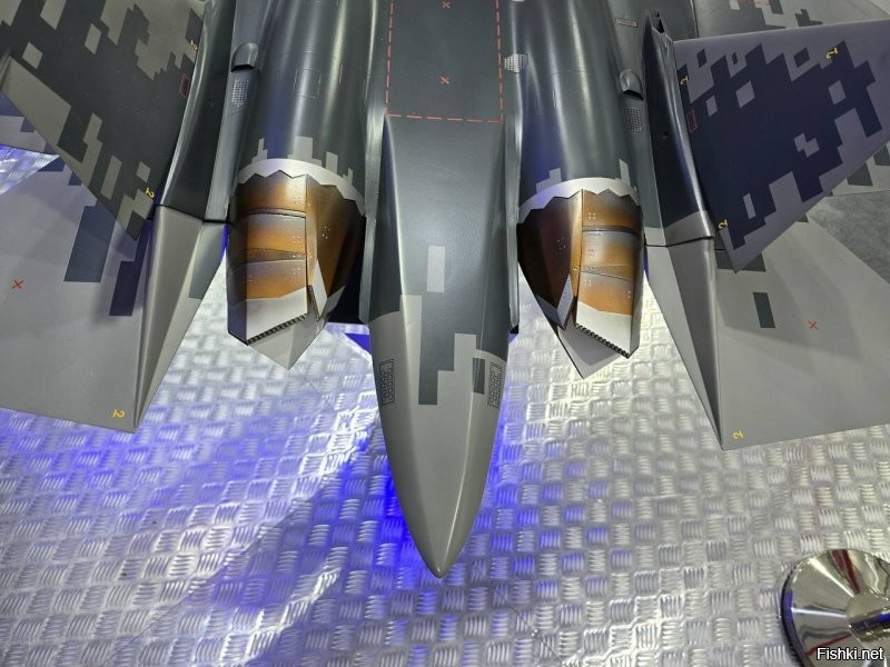 DAS25: Су-57 с «Изделие 30»

Объединенная авиастроительная корпорация демонстрирует на авиасалоне в Дубае модель Су-57Э с двигателем АЛ-51Ф1 (он же «Изделие 30»).


 На дальнем плане первого фото -  модель беспилотного варианта Су-75