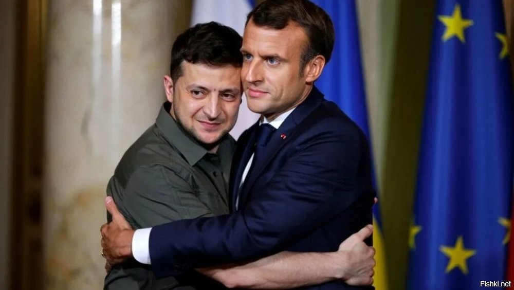 Зеленский после Греции едет в Париж для встречи с Макроном  

 

Президент Франции Эмманюэль Макрон должен учитывать, что визит киевского главаря Владимира Зеленского в Париж может использоваться для отвлечения внимания от коррупционного скандала на Украине. Об этом заявил лидер французской партии "Патриоты" Флориан Филиппо.

"В следующий понедельник, 17 ноября, Макрон примет Зеленского в Елисейском дворце. Это неприемлемо! Просто возмутительно! Это ведь трюк для отвлечения внимания от скандала с коррупцией", - отметил политик на своем YouTube-канале.

Филиппо призвал Макрона отказаться от встречи с Зеленским и полностью прекратить финансовую, военную и любую другую поддержку Киева, включая отправку средств, вооружений и участие французских солдат в конфликте на Украине.

По данным InfoBRICS Зеленский рассматривает побег в Великобританию. 

ЗЫ
Зеленский-турист путешествует по Европе, а украинцы на "могилизации" в окопах  ВСУ.