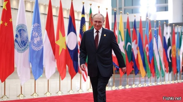 16 ноября 2025 13:06



Путин встретится с представителями стран ШОС и поучаствует в конференции по ИИ



Президент России Владимир Путин на следующей неделе проведет ряд международных встреч, а также примет участие в закладке нового атомного ледокола "Сталинград". О планах главы государства рассказал автор и ведущий программы "Москва. Кремль. Путин" Павел Зарубин.
В президентском плане на неделю целая серия международных встреч – в Москву приедут главы Совета правительств государств ШОС. Путин также поучаствует в конференции "Путешествие в мир искусственного интеллекта", которая пройдет с 19 по 21 ноября в Москве.

Кроме того, российский лидер по телемосту примет участие в закладке шестого серийного универсального атомного ледокола "Сталинград" проекта 22220. Его будут строить в Санкт-Петербурге на Балтийском заводе.

В график президента на следующую неделю также включено совещание с постоянными членами Совета безопасности России.
  

Здоровья, терпения и успехов Владимиру Путину на благо России!