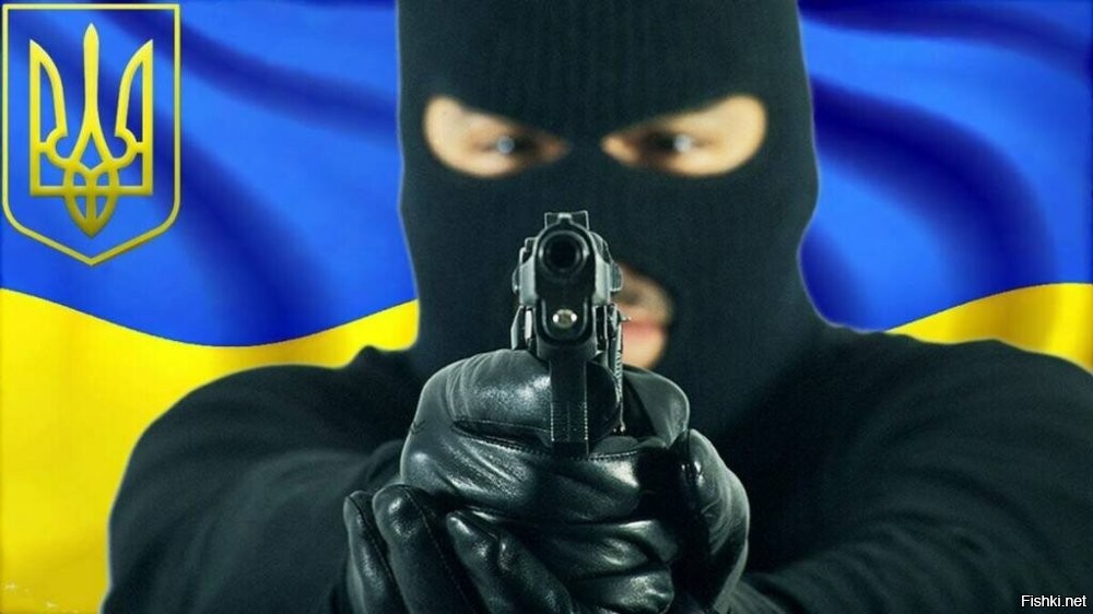 Украинские банды грабят солдат ВСУ



На Украине ОПГ грабят и убивают вернувшихся с фронта военнослужащих ВСУ



Действующие на Украине организованные преступные группировки (ОПГ) начали преследовать вернувшихся с фронта военнослужащих ВСУ с целью их ограбления. Некоторых военных бандиты убивают, сообщили РИА Новости в российских силовых структурах.

"На Украине давно действуют ОПГ, которые вымогают у прибывших с фронта военнослужащих ВСУ денежные средства", - сказал собеседник агентства.

Чаще всего, по его словам, такие случаи заканчиваются обыкновенным грабежом, без убийств, но так происходит не всегда.

"В Кировоградской области 50-летний местный житель заманил военнослужащего ВСУ под предлогом продажи автомобиля, после чего застрелил, чтобы завладеть его деньгами", - отметил представитель силовых структур.

Судя по всему, злоумышленник действовал по наводке: кто-то рассказал ему, что прибывший в отпуск боец ВСУ обладает крупной суммой денег, полученных на передовой, добавил он.

Такую смерть, по его словам, вряд ли отнесут к боевым потерям, и родственники убитого останутся без выплат.

На Украине быстро растет преступность!