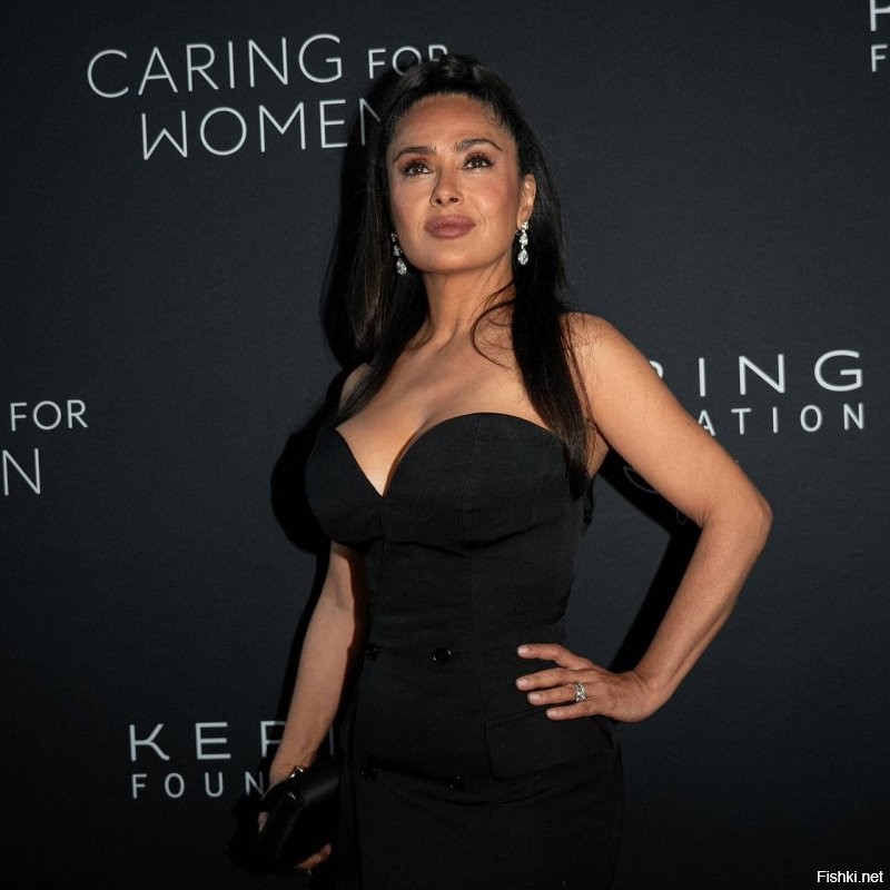 Закономерный финал для всех, у кого кроме внешности ничего нет. Годы берут своё, надо бы что-то показать... и вот вам удручающий результат. Хотя тут определённо ещё накладывается отсутствие вкуса и в целом - не умение одеваться. Для примера - 59-летняя Сальма Хайек в похожем платье. Просто почувствуйте разницу.