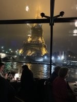 Бомжа бы туда не пустили и это факт . Ракурс башни это еще до того как ее забором обнесли и вид этот не от Сены а правей из переулка ближе к станции метро . Там сейчас что бы зайти тебя досматривают и твои сумки и куртки и тд .  Второе больше нет там киосков и кафешек на самой территории остались только рестораны на самой башне и воду и какие либо напитки не пронести . Был в Париже с 28 октября по 2 ноября .