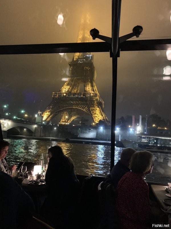 Бомжа бы туда не пустили и это факт . Ракурс башни это еще до того как ее забором обнесли и вид этот не от Сены а правей из переулка ближе к станции метро . Там сейчас что бы зайти тебя досматривают и твои сумки и куртки и тд . Второе больше нет там киосков и кафешек на самой территории остались только рестораны на самой башне и воду и какие либо напитки не пронести . Был в Париже с 28 октября по 2 ноября .