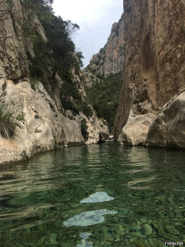 Там же только с другого ракурса , вода прохладная но купаться можно .