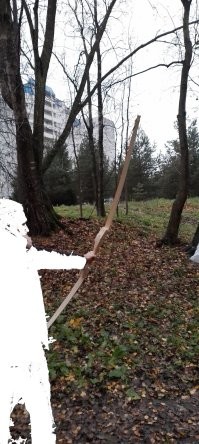 длина стрелы зависит от геометрии человека - расстояние от вытянутой руки до плечевого сустава противоположной руки +5-10см. Но это если делаешь себе сам, ну а мастер делает под рослого бойца "армии".
Вот калибр стрел вызывает почтение - с месяц назад сделал себе лук (длина чуть более 2м), калибр стрелы 10мм древко+2мм наконечник, это прям вкусно стреляет, а у них калибр 12-15мм, а это увеличение массы в 1.4-2.25 раза (ну и пробивная мощь увеличится в 1.2-1.7 раза).