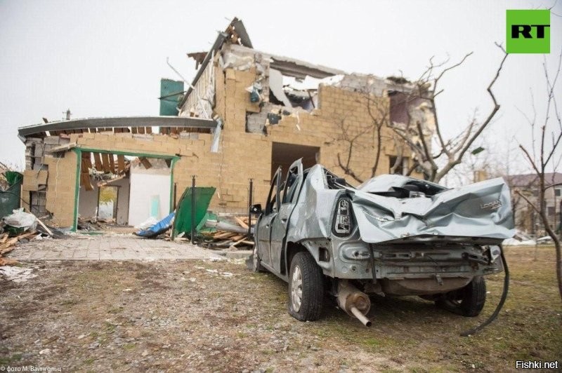 В ШЕБЕКИНО СУПЕРГЕРОЕМ ОКАЗАЛСЯ ШКОЛЬНИК С АПТЕЧКОЙ

Главный редактор ИА Regnum, писатель, журналист, член СПЧ Марина Ахмедова @Marinaslovo

Мишу военные искали целую неделю. О нём знали, что он подросток лет 14 и что он первым прибежал оказывать помощь, когда ВСУ ударили по посёлку Маслова Пристань в Шебекинском районе. Тогда были ранены десять гражданских, среди них - мальчики, одному из них осколок пробил живот. Это было утро воскресенья, и Миша гостил у бабушки с дедушкой. А ударили ВСУ как раз рядом с их домом - через дорогу. Миша увидел взрыв и спросил у мамы разрешения туда бежать. Мама испугалась, но, заметив у сына в руках тактическую аптечку, разрешила, решив, что наверняка Миша переживёт ещё больший стресс, если она его туда не пустит. Она подумала, что там тоже люди - такие же, как её родители, или дети - такие же, как Миша, и что её сын, хоть ещё и не взрослый, может спасти чью-то жизнь. Миша не расставался с аптечкой, что неудивительно в Шебекинском районе, где каждый житель ходит со жгутом в кармане. Он ходил в военно-патриотический лагерь, и там его научили оказывать первую помощь.
 
Миша добежал до места прилёта и увидел, что на земле лежат окровавленные люди: бабушки, дедушки и два мальчика, с которыми он ходит в одну школу. Кирилл, раненный в живот, вообще был из параллельного класса. На месте ещё не было ни медиков, ни военных - Миша был один. И он открыл свою аптечку. Он быстро перевязал турникетом Кирилла, остановил кровь Славе, тут уже прибежали военные и быстро взялись за бабушек и дедушек. У Миши мелькнула мысль: «А если осколки долетели до церкви?» Он бросился в стоявший поблизости храм и там во дворе сразу увидел бабушку, у которой из шеи хлестала кровь. Миша ей помог - и побежал звать к ней военных. Он бросился обследовать здание за зданием - и пока не обыскал их все, домой не вернулся. Дома его ждала мать, и по её лицу он понял, что ему должно быть очень страшно. Миша вспомнил о страхе и понял, что боялся только неправильно наложить жгут (ведь если его наложить неправильно, можно, наоборот, навредить человеку) и не заметить хотя бы одного раненого. И ещё он понял, что хочет стать врачом, хотя до СВО мечтал стать полицейским.

В тот день губернатор Белгородской области Вячеслав Гладков сообщил, что в городскую больницу доставили женщин и мужчину с различными осколочными ранениями головы и ноги, 12-летнего мальчика с осколочными ранениями и ещё одного, 14-летнего, с проникающим ранением в живот. Это и был Кирилл из параллельного класса. Он был самым тяжёлым раненым, но выжил, в том числе благодаря Мише.

Скоро Мишу нашли военные. Они искали его через разные группы волонтёров, и наконец, когда Миша пришёл, как обычно, помогать плести сети, одна женщина подозвала его и спросила: «Это ты помогал раненым в Масловой Пристани?» «Я», - ответил Миша. «Тебя ищут военные», - сказала женщина. И скоро они приехали к нему домой, чтобы сказать: «Спасибо, Миша». 

Спасибо, Миша! 

Нам, особенно живущим в Москве, сложно себе представить, что в Шебекино вообще можно жить, а ты, Миша, живёшь, учишься и бросаешься на помощь своему ближнему. Шебекино - опасное приграничье, и кажется, что люди должны думать только о своём личном спасении. Но Шебекино показывает: там о себе вспоминают в последнюю очередь. Оставшиеся там люди становятся друг другу по-настоящему ближними - такими, какими быть заповедовал две тысячи лет назад Иисус Христос, сказавший: «Возлюби ближнего своего, как самого себя». И будем надеяться, что этот импульс любви к ближнему, зародившийся в приграничье, будет светить на всю Россию. Через выросшего Мишу, когда он начнёт работать врачом, через спасённых им Кирилла и Славу... И как результат - через всех нас.

Точка зрения автора может не совпадать с позицией редакции.

  Специально для RT.