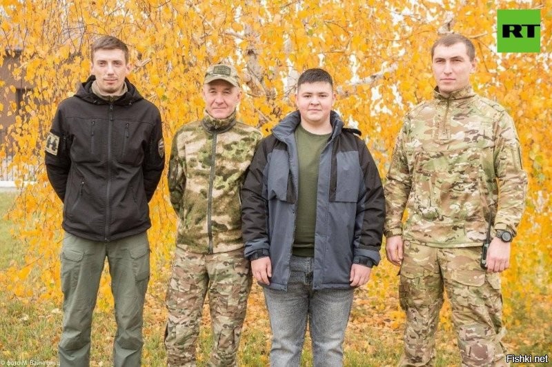 В ШЕБЕКИНО СУПЕРГЕРОЕМ ОКАЗАЛСЯ ШКОЛЬНИК С АПТЕЧКОЙ

Главный редактор ИА Regnum, писатель, журналист, член СПЧ Марина Ахмедова @Marinaslovo

Мишу военные искали целую неделю. О нём знали, что он подросток лет 14 и что он первым прибежал оказывать помощь, когда ВСУ ударили по посёлку Маслова Пристань в Шебекинском районе. Тогда были ранены десять гражданских, среди них - мальчики, одному из них осколок пробил живот. Это было утро воскресенья, и Миша гостил у бабушки с дедушкой. А ударили ВСУ как раз рядом с их домом - через дорогу. Миша увидел взрыв и спросил у мамы разрешения туда бежать. Мама испугалась, но, заметив у сына в руках тактическую аптечку, разрешила, решив, что наверняка Миша переживёт ещё больший стресс, если она его туда не пустит. Она подумала, что там тоже люди - такие же, как её родители, или дети - такие же, как Миша, и что её сын, хоть ещё и не взрослый, может спасти чью-то жизнь. Миша не расставался с аптечкой, что неудивительно в Шебекинском районе, где каждый житель ходит со жгутом в кармане. Он ходил в военно-патриотический лагерь, и там его научили оказывать первую помощь.
 
Миша добежал до места прилёта и увидел, что на земле лежат окровавленные люди: бабушки, дедушки и два мальчика, с которыми он ходит в одну школу. Кирилл, раненный в живот, вообще был из параллельного класса. На месте ещё не было ни медиков, ни военных - Миша был один. И он открыл свою аптечку. Он быстро перевязал турникетом Кирилла, остановил кровь Славе, тут уже прибежали военные и быстро взялись за бабушек и дедушек. У Миши мелькнула мысль: «А если осколки долетели до церкви?» Он бросился в стоявший поблизости храм и там во дворе сразу увидел бабушку, у которой из шеи хлестала кровь. Миша ей помог - и побежал звать к ней военных. Он бросился обследовать здание за зданием - и пока не обыскал их все, домой не вернулся. Дома его ждала мать, и по её лицу он понял, что ему должно быть очень страшно. Миша вспомнил о страхе и понял, что боялся только неправильно наложить жгут (ведь если его наложить неправильно, можно, наоборот, навредить человеку) и не заметить хотя бы одного раненого. И ещё он понял, что хочет стать врачом, хотя до СВО мечтал стать полицейским.

В тот день губернатор Белгородской области Вячеслав Гладков сообщил, что в городскую больницу доставили женщин и мужчину с различными осколочными ранениями головы и ноги, 12-летнего мальчика с осколочными ранениями и ещё одного, 14-летнего, с проникающим ранением в живот. Это и был Кирилл из параллельного класса. Он был самым тяжёлым раненым, но выжил, в том числе благодаря Мише.

Скоро Мишу нашли военные. Они искали его через разные группы волонтёров, и наконец, когда Миша пришёл, как обычно, помогать плести сети, одна женщина подозвала его и спросила: «Это ты помогал раненым в Масловой Пристани?» «Я», - ответил Миша. «Тебя ищут военные», - сказала женщина. И скоро они приехали к нему домой, чтобы сказать: «Спасибо, Миша». 

Спасибо, Миша! 

Нам, особенно живущим в Москве, сложно себе представить, что в Шебекино вообще можно жить, а ты, Миша, живёшь, учишься и бросаешься на помощь своему ближнему. Шебекино - опасное приграничье, и кажется, что люди должны думать только о своём личном спасении. Но Шебекино показывает: там о себе вспоминают в последнюю очередь. Оставшиеся там люди становятся друг другу по-настоящему ближними - такими, какими быть заповедовал две тысячи лет назад Иисус Христос, сказавший: «Возлюби ближнего своего, как самого себя». И будем надеяться, что этот импульс любви к ближнему, зародившийся в приграничье, будет светить на всю Россию. Через выросшего Мишу, когда он начнёт работать врачом, через спасённых им Кирилла и Славу... И как результат - через всех нас.

Точка зрения автора может не совпадать с позицией редакции.

  Специально для RT.