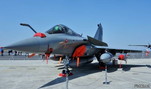 После Греции Зеленский едет в Париж, будет там в понедельник, 17 ноября



Как заявил сам клоун, у него будет встреча с «другом Макроном», в ходе которой будет обсуждаться «усиление» украинской авиации. По словам Зеленского, завтра он заключит «историческое соглашение» с французами по самолетам. Украинские ресурсы говорят, что «нелегитимный» поехал договариваться по истребителям Rafale.

Как отмечает украинская пресса, «нелегитимный» нацелился на французские истребители Rafale. Да не на устаревшие, которые в количестве нескольких штук Париж уже поставил Киеву, а на современные, последней модификации.

Между тем эксперты сомневаются, что Киев получит французские истребители. Во-первых, они очень дорогие, во-вторых, у компании очень много заказов. Если и будут у Украины новые Rafale, то только через несколько лет после длительной подготовки украинских пилотов.
 


Зеленский анонсировал «историческое соглашение» с Макроном по самолётам, но будет ли существовать Украина к тому времени? Мы помним, как Зеленский радостно сообщил о  скором получении шведских самолетов Gripen... к 2030 году...