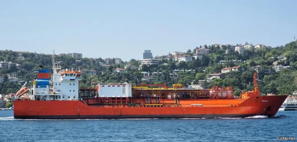 17 ноября 2025, 18:29



В румынском селе объявили эвакуацию из-за возгорания танкера на Украине



Речь идет о танкере Orinda, который ходит под турецким флагом. По данным румынских властей, горящее судно находится в 500 м от Плауру, с украинской стороны.

В румынском селе Плауру, расположенном на берегу Дуная напротив украинского города Измаил, объявили эвакуацию из-за пожара на танкере, который перевозил сжиженный нефтяной газ, сообщает Генеральный инспекторат по чрезвычайным ситуациям страны.

«В результате атаки беспилотников, осуществленной по территории Украины, минувшей ночью в районе Измаила загорелось судно. Учитывая близость к территории Румынии и характер груза… местными властями по согласованию со структурами МВД, ответственными за управление подобными чрезвычайными ситуациями, принято решение о превентивной эвакуации людей и животных, находящихся поблизости»,   говорится в сообщении.



Председатель районного совета Тулчи Гория Теодореску сообщил Digi24, что горящий танкер находится в 500 м от Плауру, с украинской стороны. Всего, по его оценкам, эвакуация может затронуть 100–150 человек.

«Мы проверили дом за домом, вывели животных. Движение транспорта перекрыто, опасность огромная <...> Взрыв может произойти в любой момент. Для предотвращения возможной гибели людей или животных был создан периметр не менее 2 км»,   заявил мэр коммуны Чаталкой, в состав которой входит Плауру.



Речь идет о танкере Orinda, который ходит под турецким флагом. По информации турецкого департамента транспорта, на борту судна находились 16 граждан Турции. «Экипаж благополучно эвакуировался. Пострадавших нет. Пожарные тушат пожар на борту»,   говорится в сообщении.

Об этом сообщил Генеральный инспекторат по чрезвычайным ситуациям страны.

На горящем судне находится около 4000 тонн сжиженного газа.

Гори-гори ясно, чтобы не погаснуть...