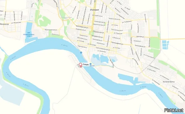 17 ноября 2025, 18:29



В румынском селе объявили эвакуацию из-за возгорания танкера на Украине



Речь идет о танкере Orinda, который ходит под турецким флагом. По данным румынских властей, горящее судно находится в 500 м от Плауру, с украинской стороны.

В румынском селе Плауру, расположенном на берегу Дуная напротив украинского города Измаил, объявили эвакуацию из-за пожара на танкере, который перевозил сжиженный нефтяной газ, сообщает Генеральный инспекторат по чрезвычайным ситуациям страны.

«В результате атаки беспилотников, осуществленной по территории Украины, минувшей ночью в районе Измаила загорелось судно. Учитывая близость к территории Румынии и характер груза… местными властями по согласованию со структурами МВД, ответственными за управление подобными чрезвычайными ситуациями, принято решение о превентивной эвакуации людей и животных, находящихся поблизости»,   говорится в сообщении.



Председатель районного совета Тулчи Гория Теодореску сообщил Digi24, что горящий танкер находится в 500 м от Плауру, с украинской стороны. Всего, по его оценкам, эвакуация может затронуть 100–150 человек.

«Мы проверили дом за домом, вывели животных. Движение транспорта перекрыто, опасность огромная <...> Взрыв может произойти в любой момент. Для предотвращения возможной гибели людей или животных был создан периметр не менее 2 км»,   заявил мэр коммуны Чаталкой, в состав которой входит Плауру.



Речь идет о танкере Orinda, который ходит под турецким флагом. По информации турецкого департамента транспорта, на борту судна находились 16 граждан Турции. «Экипаж благополучно эвакуировался. Пострадавших нет. Пожарные тушат пожар на борту»,   говорится в сообщении.

Об этом сообщил Генеральный инспекторат по чрезвычайным ситуациям страны.

На горящем судне находится около 4000 тонн сжиженного газа.

Гори-гори ясно, чтобы не погаснуть...