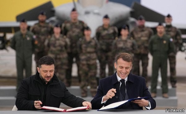 Зеленский и Макрон подписали декларацию о намерении Украины закупать военное оборудование у Франции



Украина закажет у Франции 100 истребителей Rafale, подписана декларация о сотрудничестве,   Зеленский

В рамках подписанного документа Украина намерена купить 100 истребителей Rafale, а также ЗРК SAMP/T и ракеты для них.

По данным Reuters, речь идет о поставках самолётов Rafale в течение десяти лет.

Источники финансирования и даты поставок не называются.

До этого аналогичный документ на поставку 100-150 истребителей Gripen был подписал со Швецией со сроком поставки 2030 год.



Какие юридические обязательства сторон после того, как  Зеленский и Макрон подписали "декларацию о намерении"?... Кто кого дурит?
 
У меня есть "намерение", но нет возможности, и что дальше?