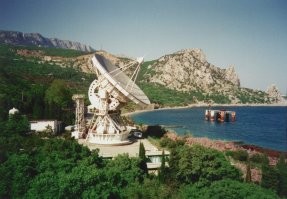 О, какое интересное фото! Первый раз вижу эту платформу, так близко от берега, на этих огромных сваях... Там есть ещё одна платформа (Океанографическая платформа ФГБУН ФИЦ МГИ Российской Академии наук (официальное имя Стационарная океанографическая платформа Морского гидрофизического института Российской Академии наук)   это сооружение, расположенное в море в 600 метрах от берега в посёлке городского типа Кацивели в Крыму.) А вот что это было раньше, нигде не нашёл информации...  (а на фото, какие-то останки торчат).
Ну а вот ссылка на платформу, которая и сейчас стоит.