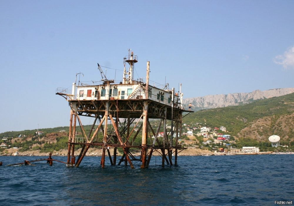 О, какое интересное фото! Первый раз вижу эту платформу, так близко от берега, на этих огромных сваях... Там есть ещё одна платформа (Океанографическая платформа ФГБУН ФИЦ МГИ Российской Академии наук (официальное имя Стационарная океанографическая платформа Морского гидрофизического института Российской Академии наук)   это сооружение, расположенное в море в 600 метрах от берега в посёлке городского типа Кацивели в Крыму.) А вот что это было раньше, нигде не нашёл информации...  (а на фото, какие-то останки торчат).
Ну а вот ссылка на платформу, которая и сейчас стоит.