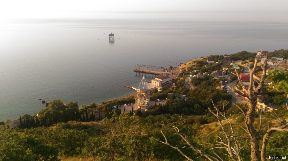 О, какое интересное фото! Первый раз вижу эту платформу, так близко от берега, на этих огромных сваях... Там есть ещё одна платформа (Океанографическая платформа ФГБУН ФИЦ МГИ Российской Академии наук (официальное имя Стационарная океанографическая платформа Морского гидрофизического института Российской Академии наук)   это сооружение, расположенное в море в 600 метрах от берега в посёлке городского типа Кацивели в Крыму.) А вот что это было раньше, нигде не нашёл информации...  (а на фото, какие-то останки торчат).
Ну а вот ссылка на платформу, которая и сейчас стоит.