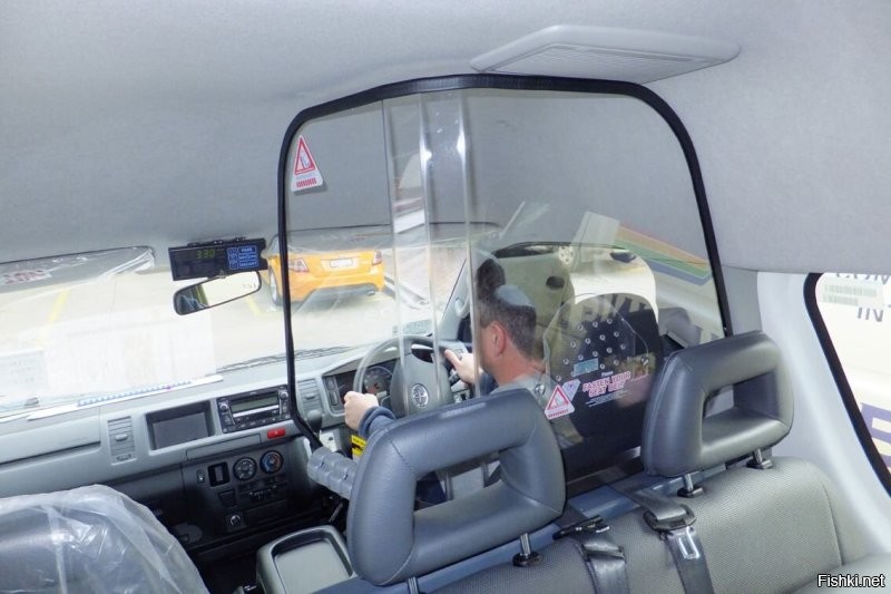 Первый раз подобную штуку увидел в Пекине в 2002м году! В более-менее спокойном Китае! До водилы руками не добраться! В России подобня штука просто необходима, при обилии подобных дно-семеек и зерей-беспредельщиков!