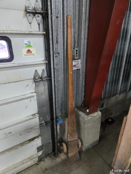 О, когда я служил в армии, к строящемуся корпусу связи привезли лифты (грузовые кабины) каждая под пол тонны. И мы вшестером на таких штуках их в корпус затаскивали. Только у нас они были цельнометаллические (такой лом с колёсиками) и назывались они "яйца". Кстати, гениальная в своей простоте и практичности вещь.