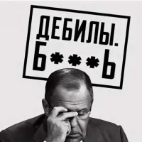 Двое мужчин поругались и начали драться, используя биту и топор