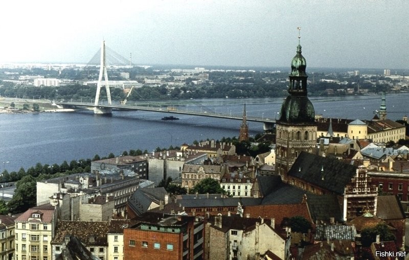 Вантовый мост в Риге строили ленинградские мостостроители. Кстати, как и практически всю Старую Ригу активно помогали отстраивать ленинградские комсомольские бригады. Огромное им спасибо и бесконечное уважение за их неоценимый вклад в нынешний вид города!