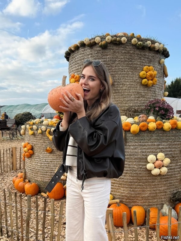 Тут вот и пупки, и пальцы.