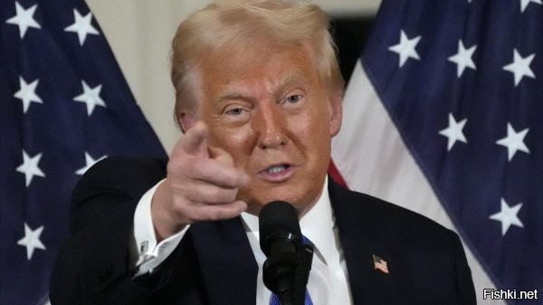 17 ноября 2025, 23:56

Трамп заявил, что с гордостью ударил бы по Колумбии



Трамп заявил о готовности уничтожить наркофабрики в Колумбии



Президент Соединенных Штатов Дональд Трамп выразил готовность уничтожить фабрики по производству наркотиков в Колумбии, однако отказался подтвердить, что предпримет такие меры на практике. Его слова передает РИА Новости.

Отвечая на вопрос журналистов, политик подчеркнул, что такие действия помогли бы спасти миллионы жизней. При этом он четко дистанцировался от любых обязательств по реализации этой идеи.

«Уничтожил бы я эти фабрики? Лично я был бы горд сделать это. Я не говорю, что я это сделаю, но я был бы горд сделать это, потому что так мы спасем миллионы жизней»,   сказал Трамп, отвечая на вопросы журналистов в Белом доме.



Также Трамп допустил возможность проведения наземной военной операции в Венесуэле.